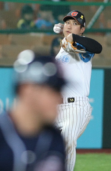 황재균선수의 송구모습